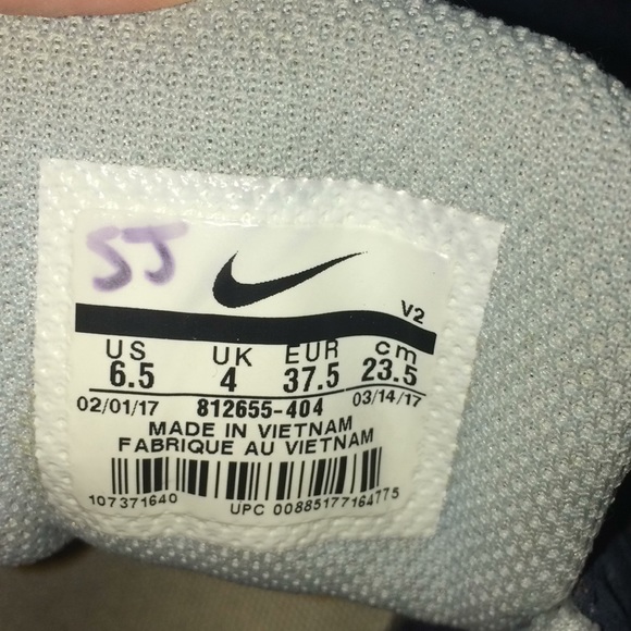 Blue Nike shoes - Picture 4 of 4